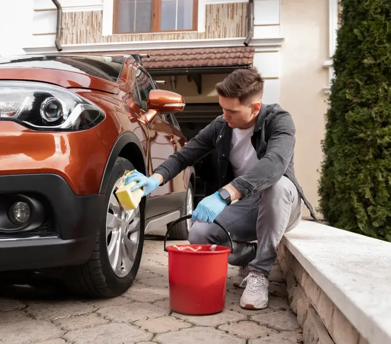 Lavage auto à domicile Lepuix : professionnel intervenant sur un véhicule